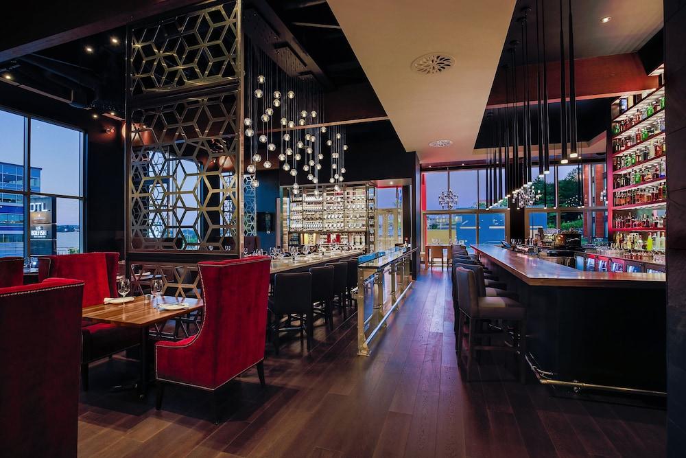 Otl Gouverneur شيربروك المظهر الخارجي الصورة The bar at the 360° Sky Lounge