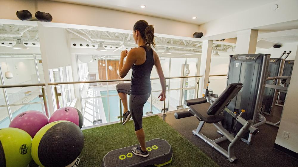 Otl Gouverneur شيربروك المظهر الخارجي الصورة A woman using a BOSU balance trainer