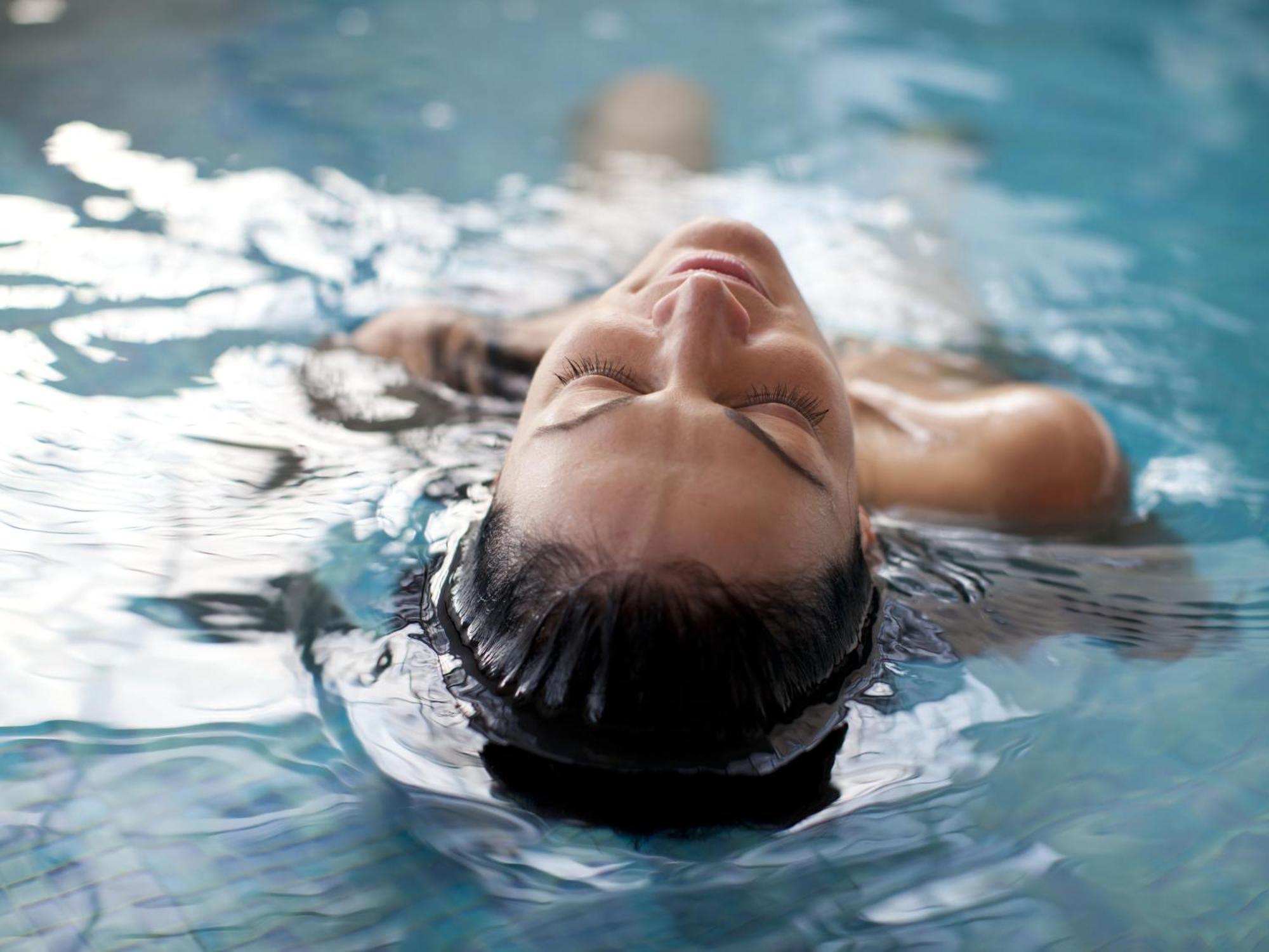 Otl Gouverneur شيربروك المظهر الخارجي الصورة A woman floating in water