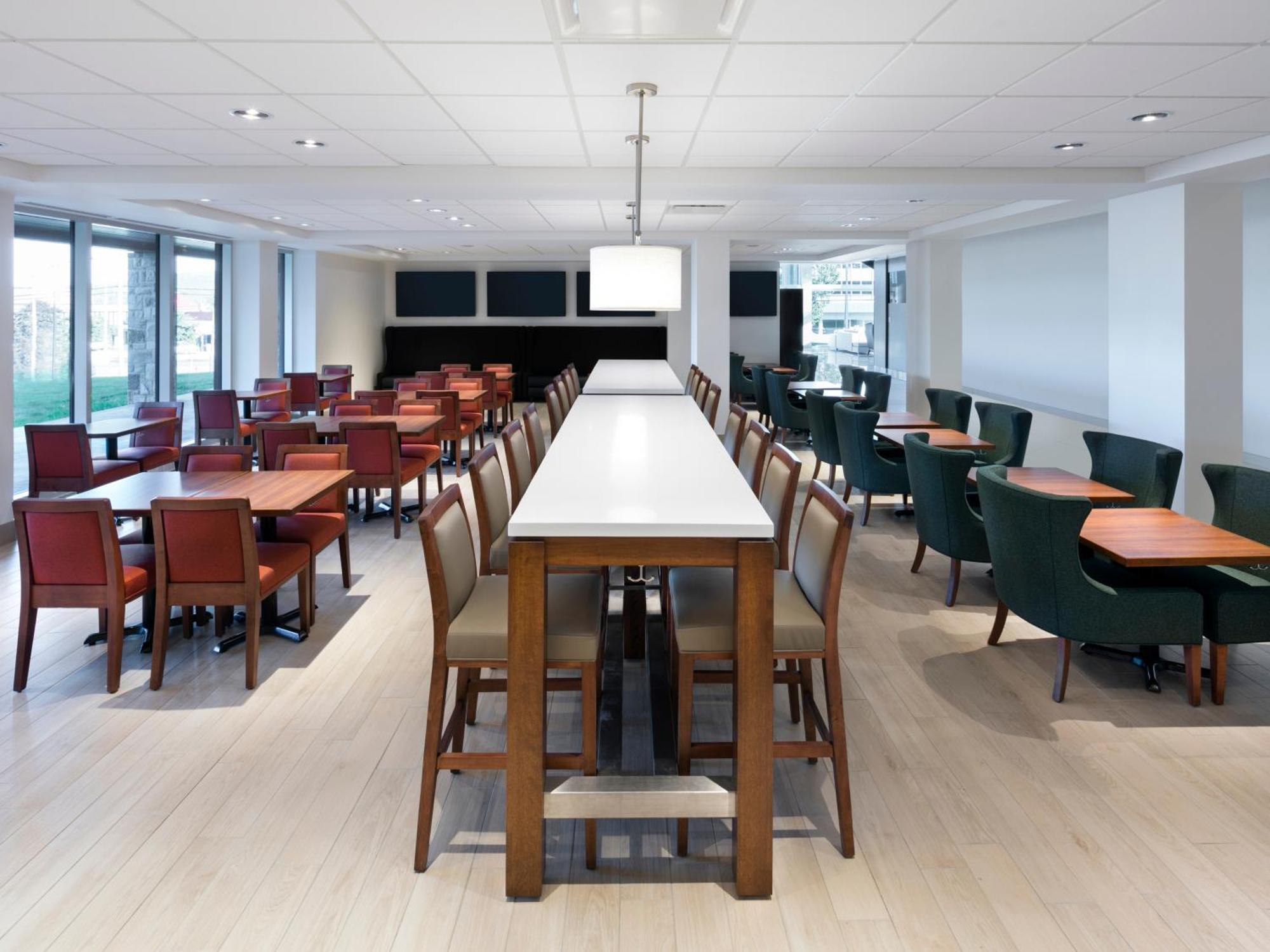 Otl Gouverneur شيربروك المظهر الخارجي الصورة The dining room at the new residence hall