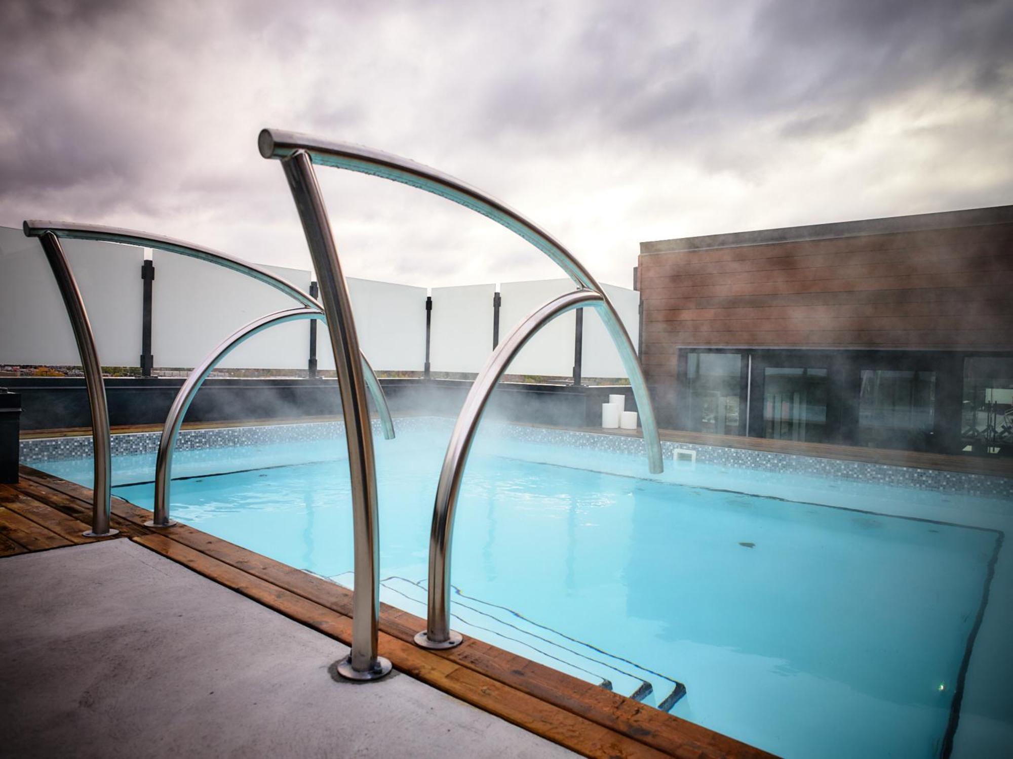 Otl Gouverneur شيربروك المظهر الخارجي الصورة The rooftop pool at the hotel