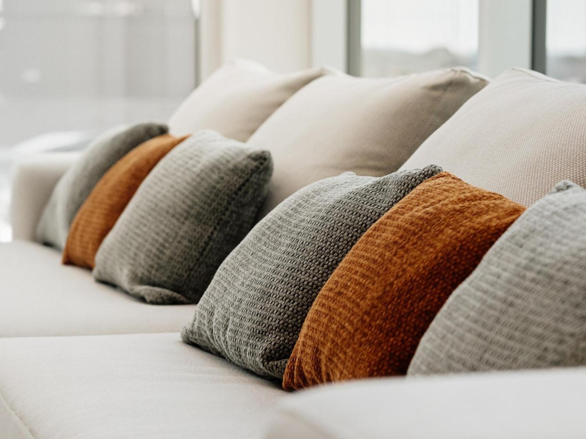 Otl Gouverneur شيربروك المظهر الخارجي الصورة Cushions on a sofa