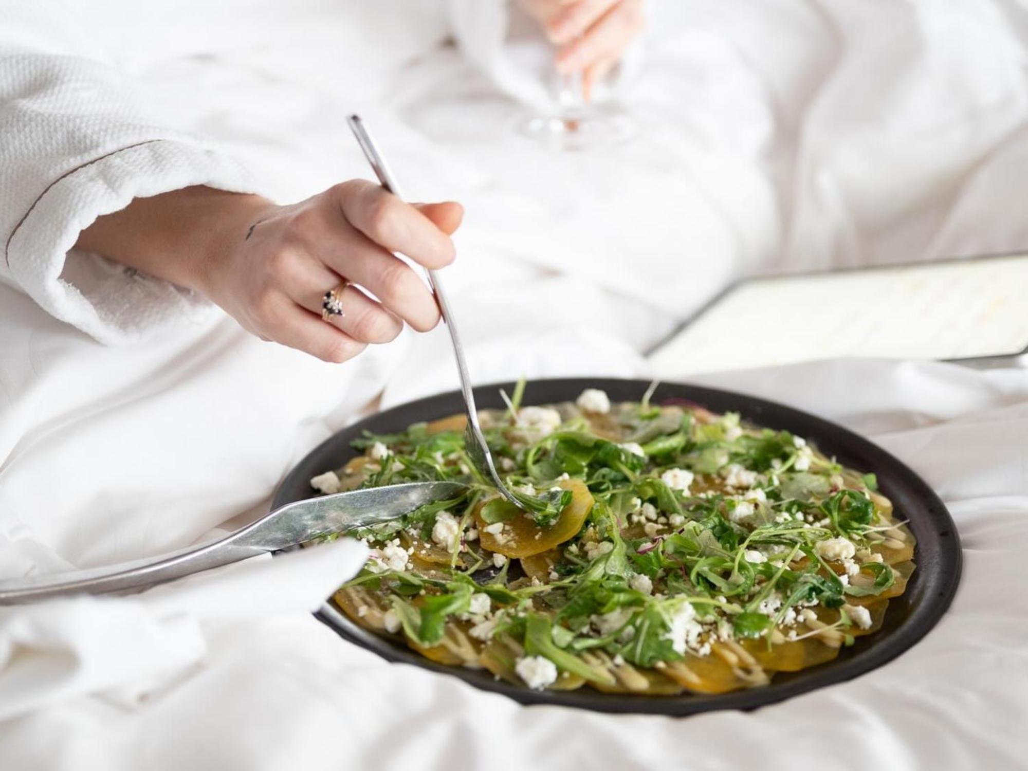 Otl Gouverneur شيربروك المظهر الخارجي الصورة A chef preparing a salad
