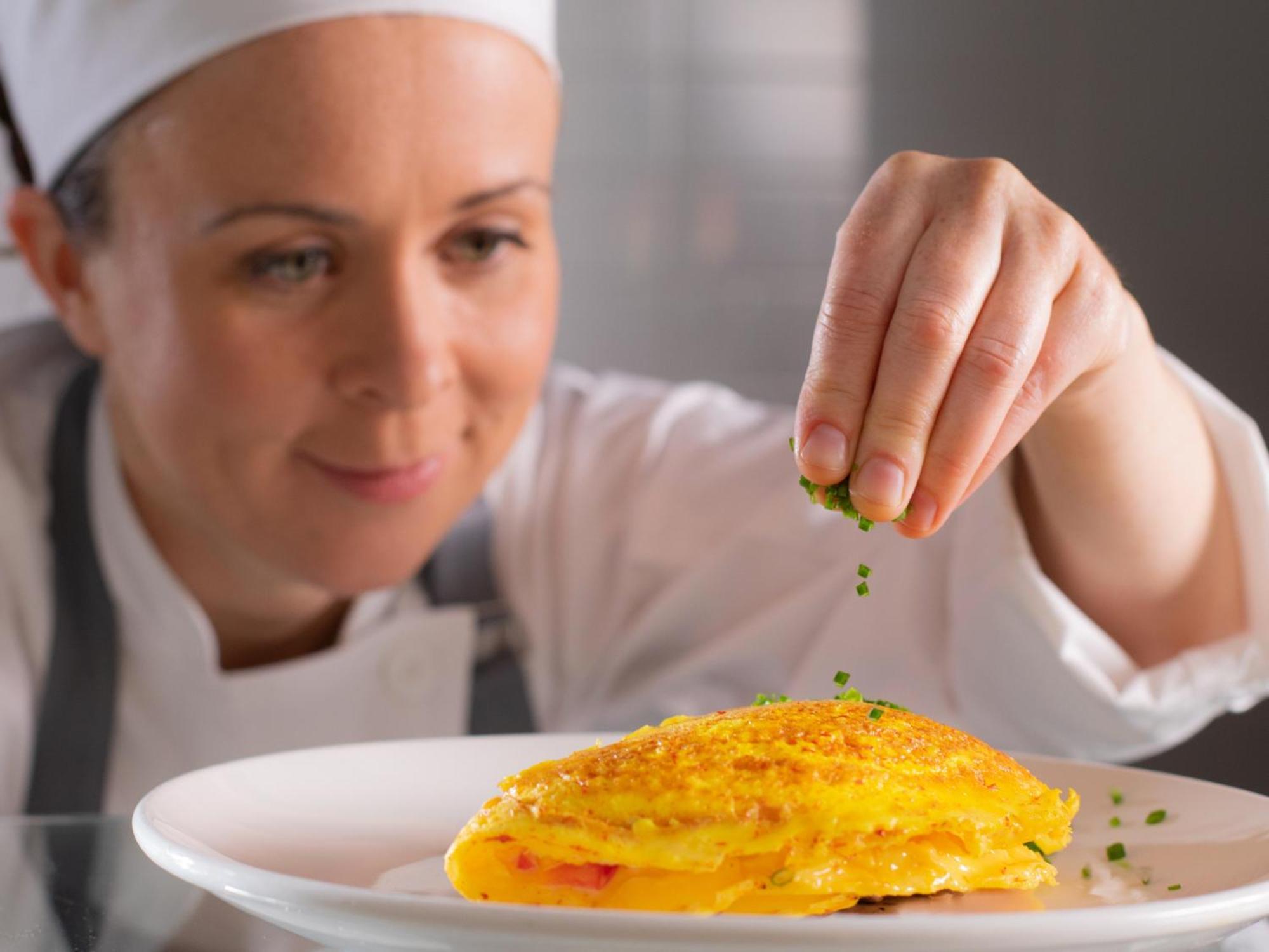 Otl Gouverneur شيربروك المظهر الخارجي الصورة A chef seasoning a dish