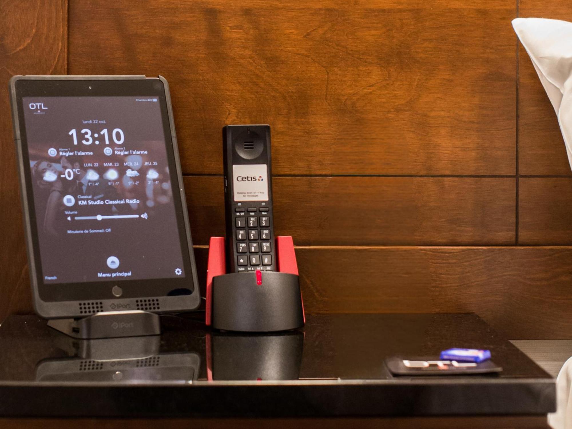 Otl Gouverneur شيربروك المظهر الخارجي الصورة A phone and a tablet in a hotel room