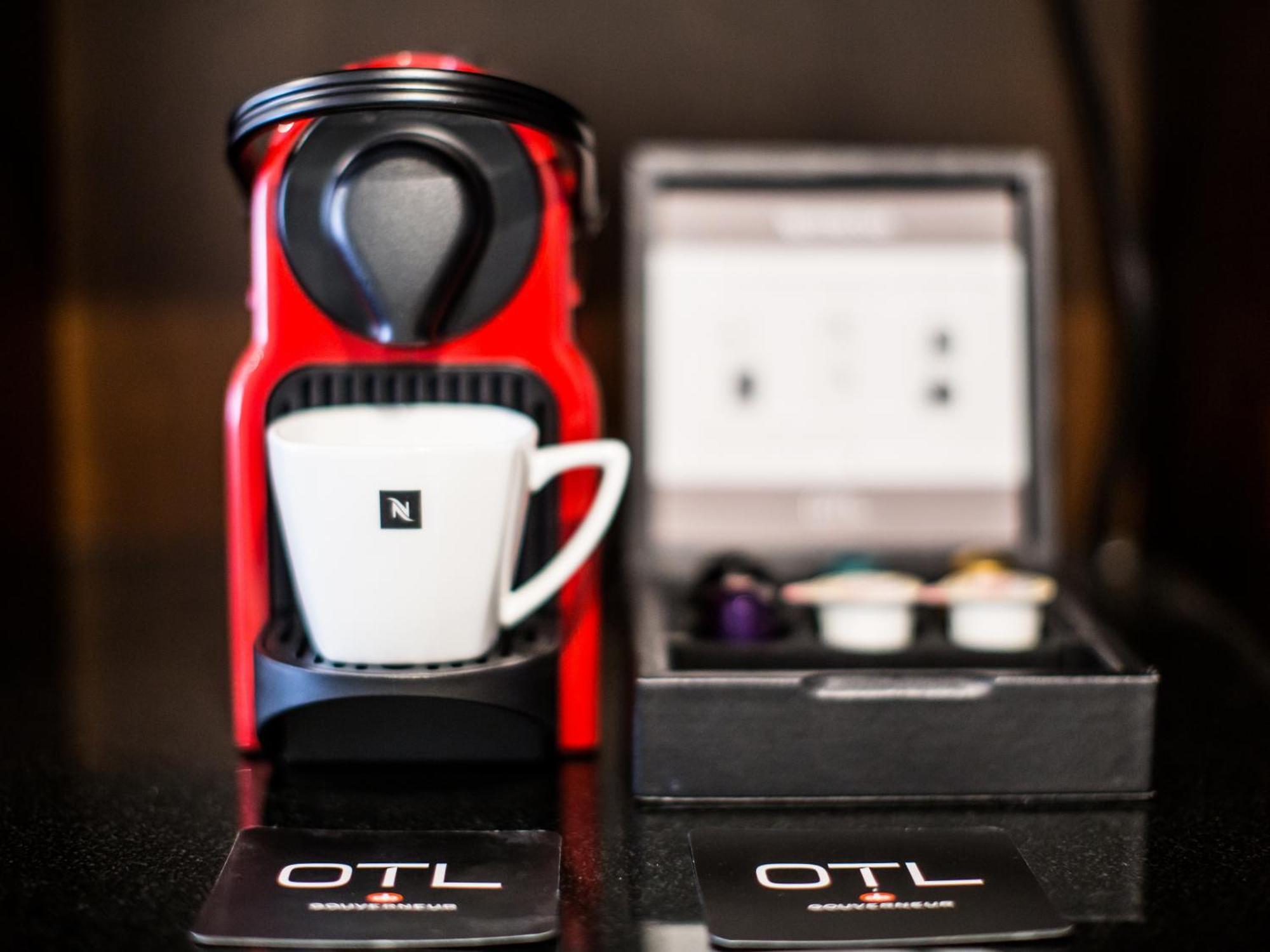 Otl Gouverneur شيربروك المظهر الخارجي الصورة A Nespresso Inissia coffee machine